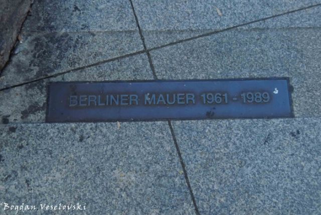 Memorial tablet for Berlin Wall (Berliner Mauer)