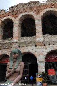 08. Stage property for Aida in front of the Verona Arena
