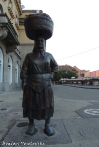 35. Statue in Dolac Market