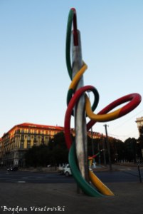 36. 'Ago, filo e nodo' by Claes Oldenburg in Piazzale Cadorna