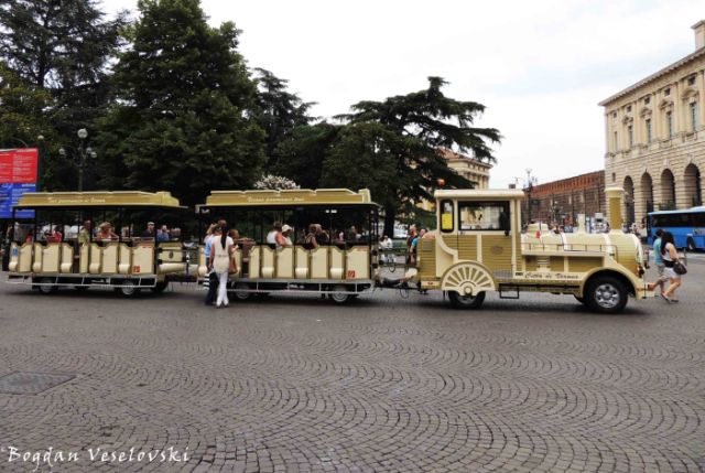 05. Tourist train in Piazza Bra