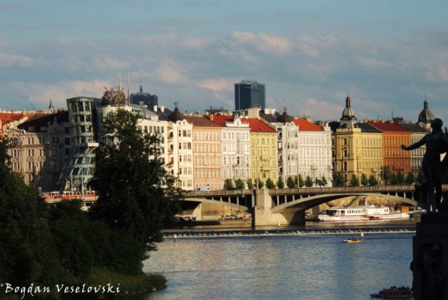 41. Vltava & Dancing House & Jiráskův Bridge