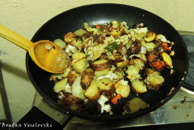 Potatoes with onions, peppers & carrots