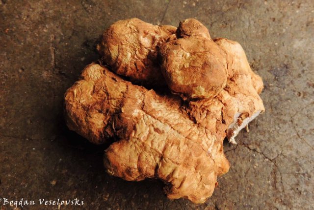 Chikasu (ginger root)