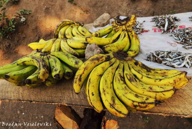 Nthochi za sukuwali (bananas)