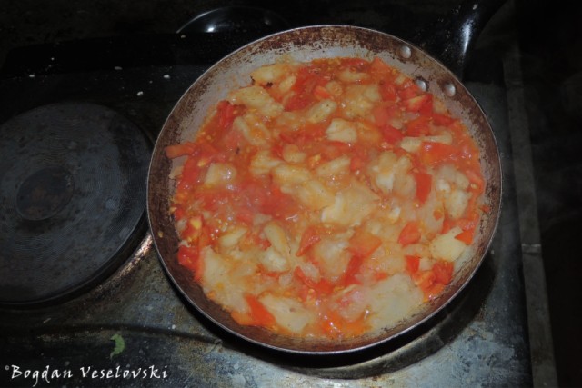 Cassava with tomatoes