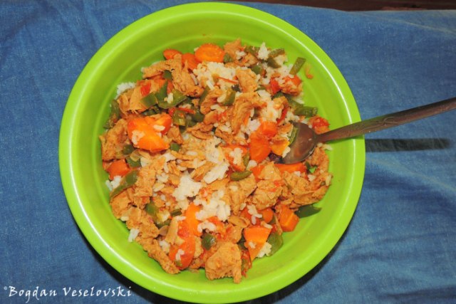 Rice with soya, peppers, carrots and tomatoes