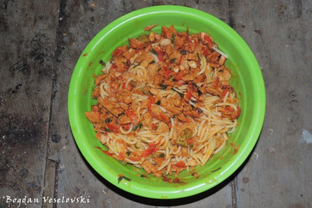Spaghetti with soya, groundnuts, okra, tomatoes & green onion