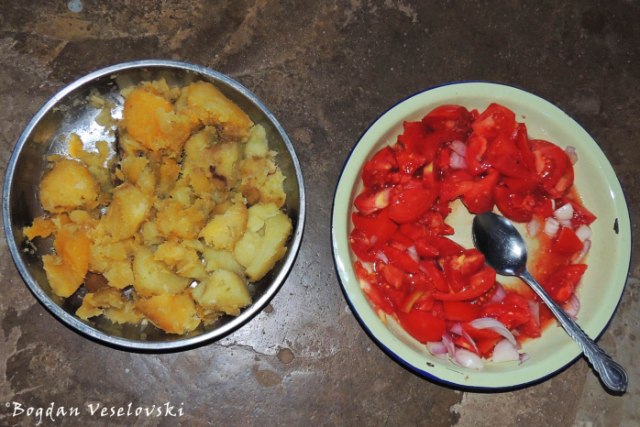 Sweet potatoes with tomatoes & onions salad