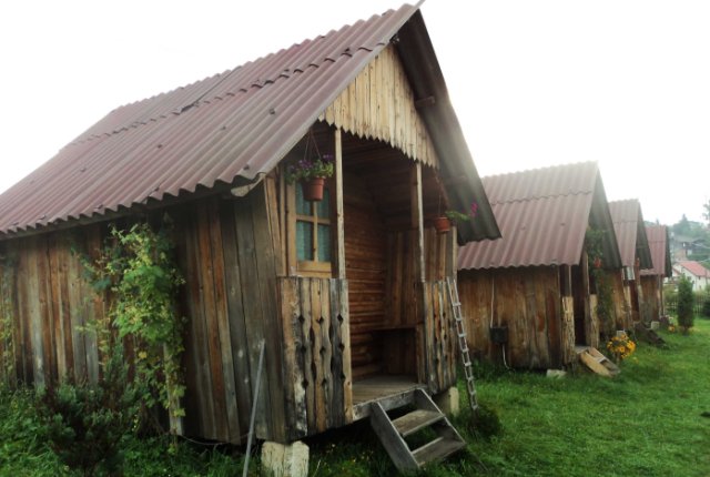 Căsuțe (Little wooden houses)