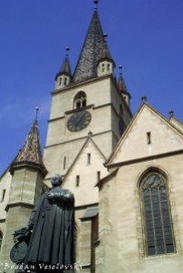 Momunet of Georg Daniel Teutsch in front of the Lutheran Cathedral