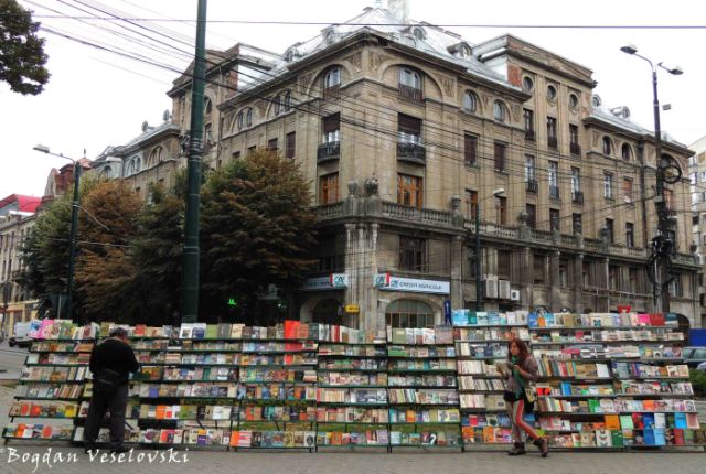 Book sales in Victoriei Square