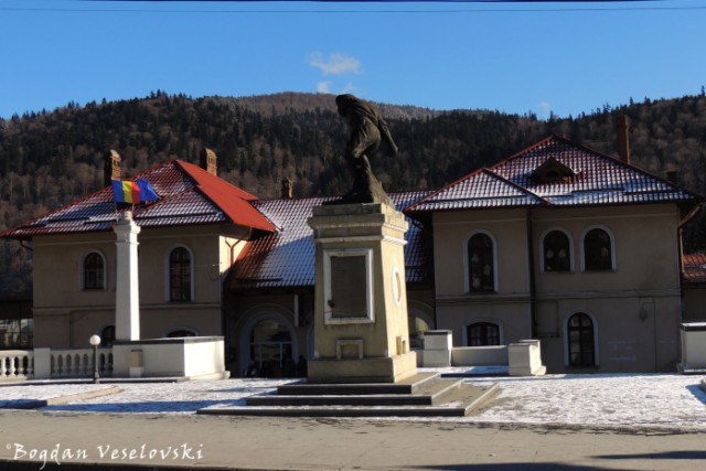 Gara Bușteni &Monumentul 'Ultima Grenadă' (Bușteni Railway Station and 'The Last Grenade' Monument)