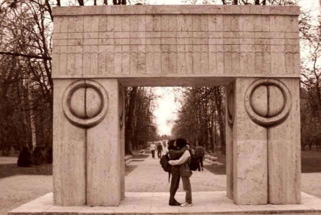 Poarta Sărutului de C. Brâncuși, Târgu Jiu (The Gate of Kiss by Constantin Brâncuși, Târgu Jiu)