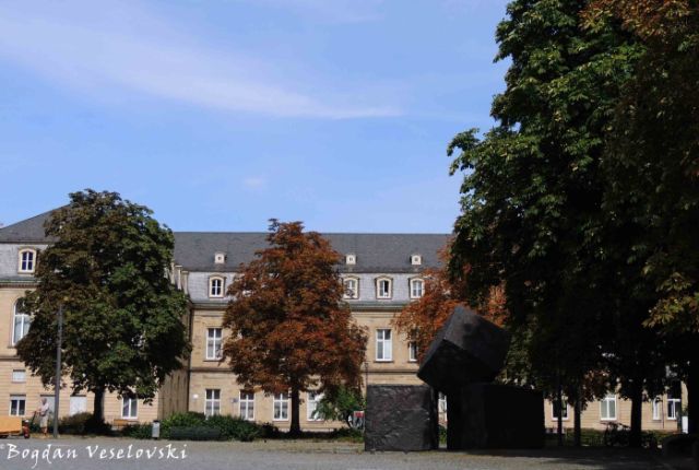 Memorial of the Victims of the National Socialism & The New Palace in the background (Das Mahnmal für die Opfer des Nationalsozialismus, im Hintergrund das Neue Schloss)