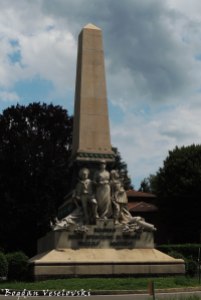 Piazza Crimea - Monument to the fallen by Luigi Belli (Monumento ai caduti nella guerra di Crimea)