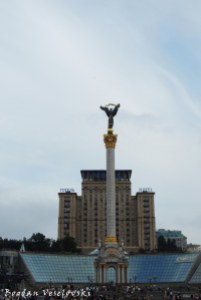 Independence Monument & Ukrayina Hotel (Монумент Незалежності & Готель Україна)