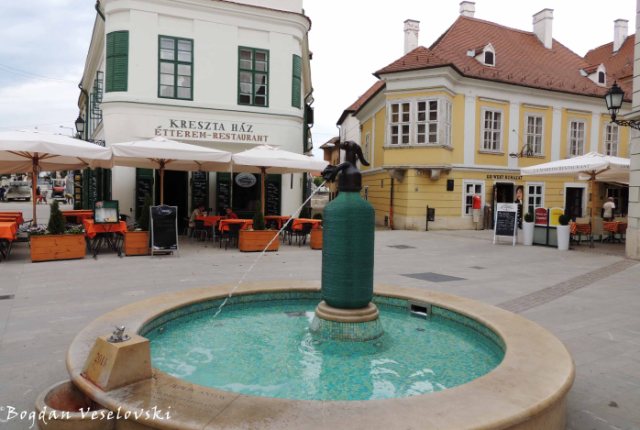 Jedlik-csobogó fountain, Gutenberg Square, Győr