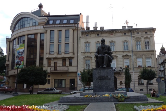Monument to Mykhailo Hrushevskyi (Пам'ятник Михайлові Грушевському у Львові)
