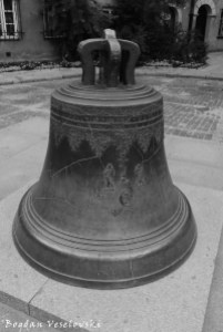 Canon Square - The bronze bell of Warsaw