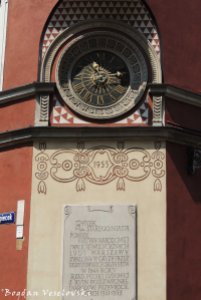 Clock & commemorative plaque in Old Town Market, Warsaw