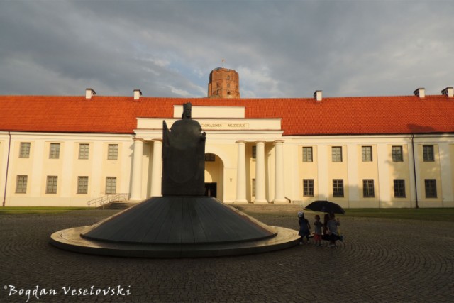 King Mindaugas Monument & The New Arsenal in Vilnius Castle Complex - National Museum of Lithuania