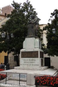 Monument to the fallen (Alla Gloria Degli Eroi di Tutte le Guerre, Piazza IV Novembre, Albenga)