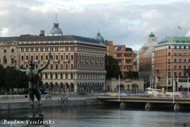 Solsangaren (The Sun Singer - bronze incarnation of the Greek god Apollo, at Stromparterren, 1926 by Carl Milles), Handelsbanken Stockholm Headquarters & Palmeska House