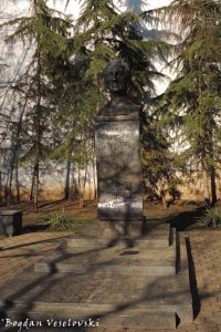 Ion Voicu Monument in Ion Voicu Park / Ioanid Garden