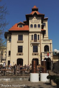 51, Pache Protopopescu Blvd. - Casa Elena Lupescu, azi Hanu' Berarilor (ELena Lupescu House, today 'Brewer's House', Bucharest)