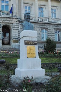 Monument to Ion I.C. Braătianu in front of the Argeș county museum, Pitești