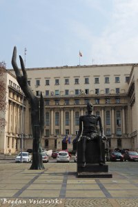 Monumentul lui Iuliu Maniu (sculpt. Mircea Corneliu Spătaru) din fata Palatului Senatului, fost sediu al Comitetului Central al PCR (Monument to Iulia Maniu in front of the Senate Palce, former Central Committee of the Romanian Communist Party)