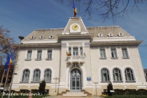 Palatul Finanțelor Publice - azi Primăria Pitești (Palace of Public Finances - today Pitești City Hall, 1934-1936, arch. Statie Ciortan)