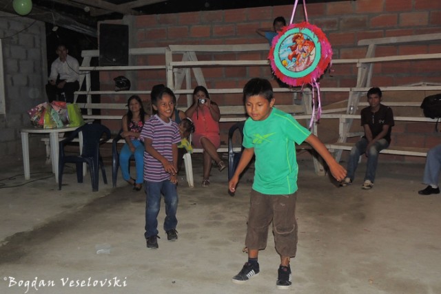 Dance, piñata ...