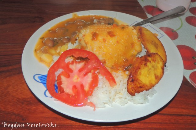 Chicken with rice, beans, tomato & chifles