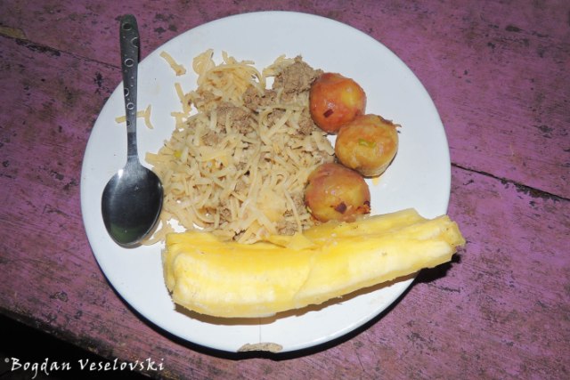 Tallarín (noodles) with meat, potatoes & cassava