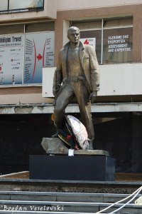 Shtatorja e Zahir Pajazitit në qendër të Prishtinës (Statue of Zahir Pajaziti in Prishtina)