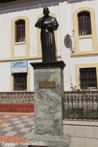 Monument to Cardinal Bernardino Echeverría