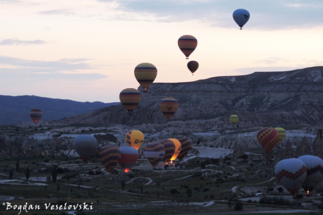 Göreme at dawn - hot air balloons