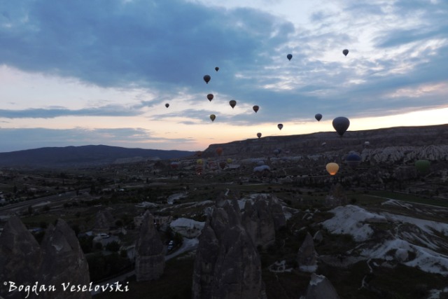 Göreme at dawn - hot air balloons