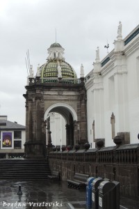 Side entrance to the cathedral - Arch of Carondelet