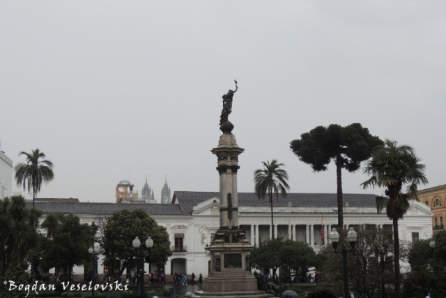 Plaza Grande - Monumento a la Independencia & Palacio Arzobispal de Quito (Archbishop's Palace & Independence Monument)